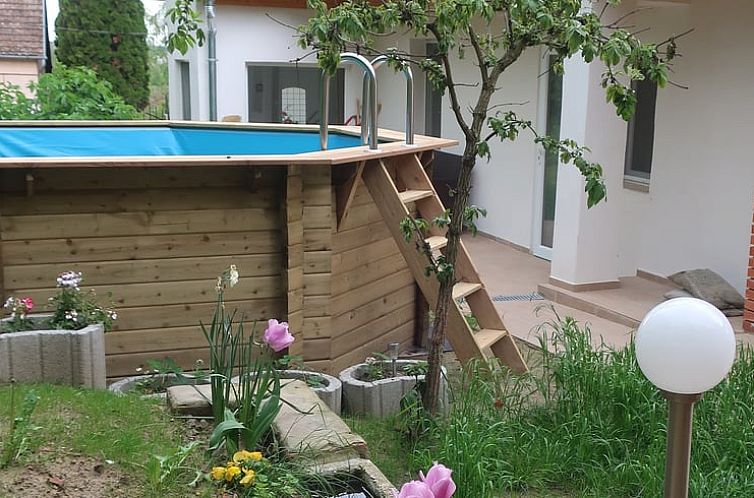Entspannen Sie sich am Pool im Holiday Home in Doebroekoez, einem idyllischen Ferienhaus im schoenen Transdanubien, Ungarn.