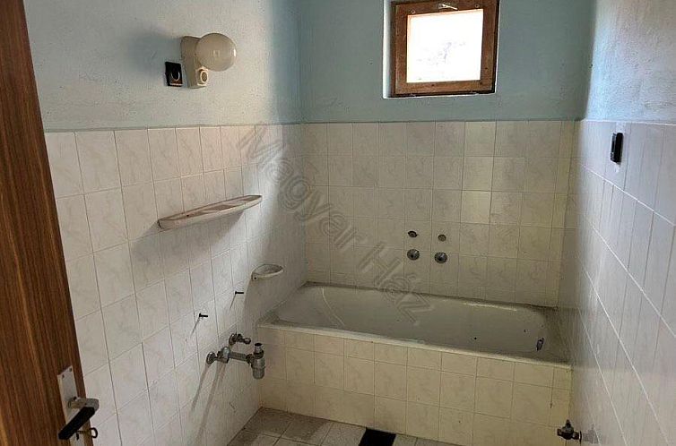 Vrijstaande woning in Sáta