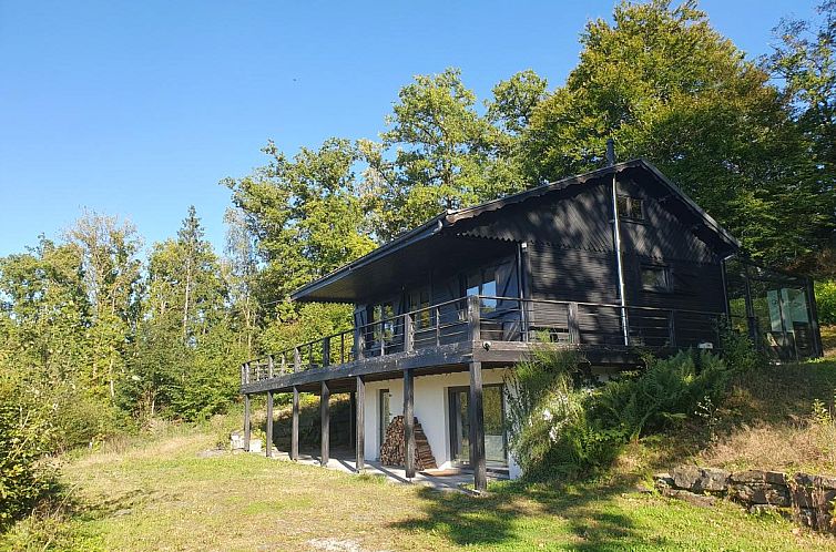 Das Chalet Agathe in Laforet, Ardennen, bietet einen rustikalen Aufenthalt inmitten gruener Natur und ruhiger Umgebung in Namur, Belgien.