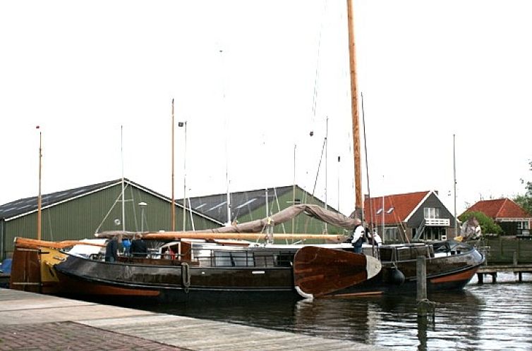 Historische Tjalk Wantij in Gaastmeer, ideal fuer einen Urlaub an den friesischen Seen.