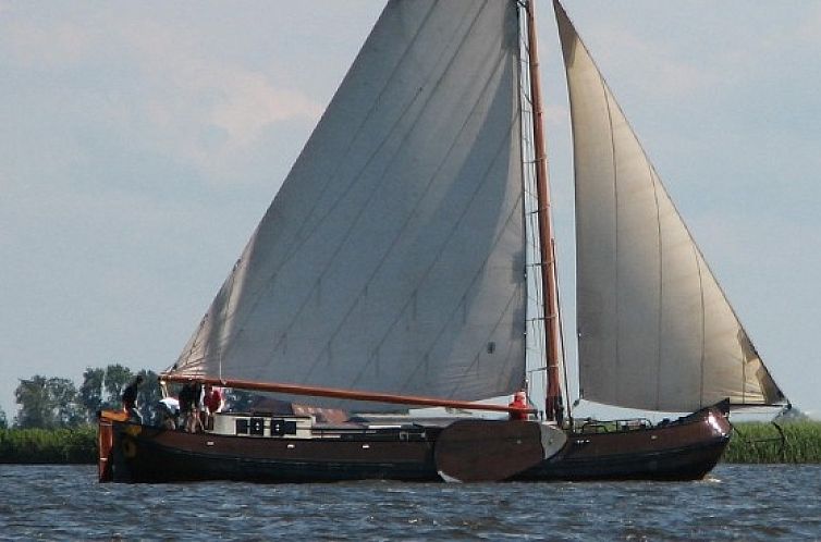 Houvol sailboat on the Frisian lakes in Gaastmeer, perfect for an adventurous stay on the water.