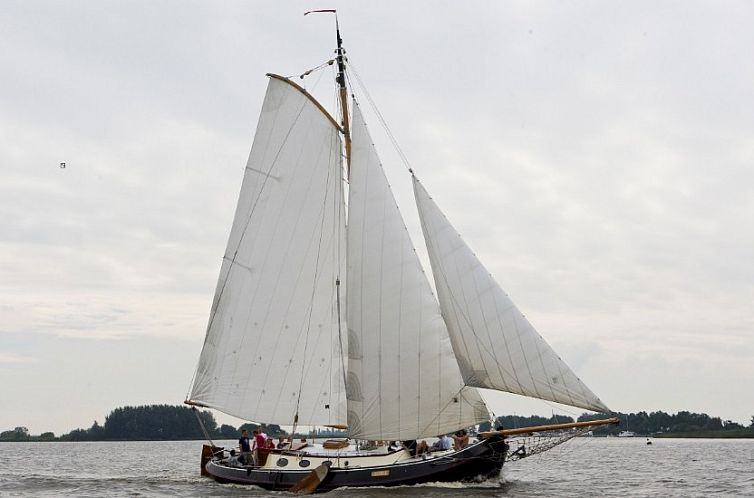 Segelboot Onrust auf den friesischen Seen bei Gaastmeer, ideal fuer einen abenteuerlichen Urlaub auf dem Wasser.