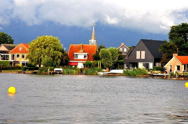 Vakantiehuis Boot "De Frijheit" mit Blick auf das Wasser