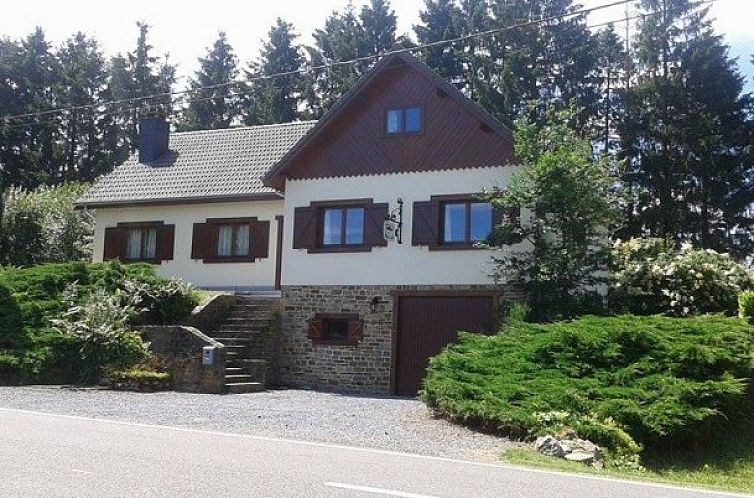 Au Vieux Sapin vakantiehuis in Felenne, Ardennen, Belgie met charmante gevel en groene omgeving.