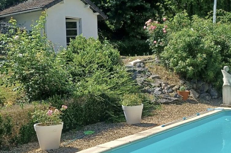 Ferienhaus mit Schwimmbad, umgeben von gruener Natur in Profondeville, Ardennen, Belgien.