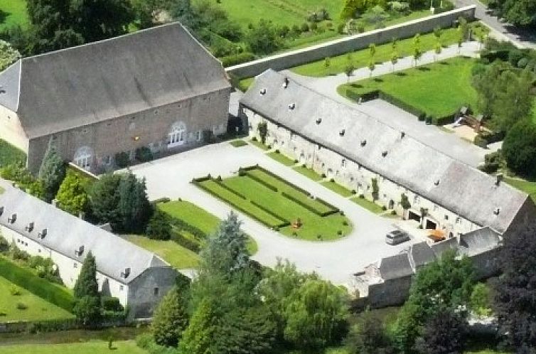 Luchtfoto van Ferme de l'Abbaye de Moulins, een vakantiehuis in Anhee, Ardennen, omgeven door groene natuur en historische architectuur.