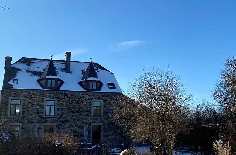 Moderne Kueche im Ferienhaus "La Riennaise" in Gedinne, Ardennen. Stilvolle Einrichtung mit Kochinsel und offenem Essbereich fuer einen komfortablen Aufenthalt.