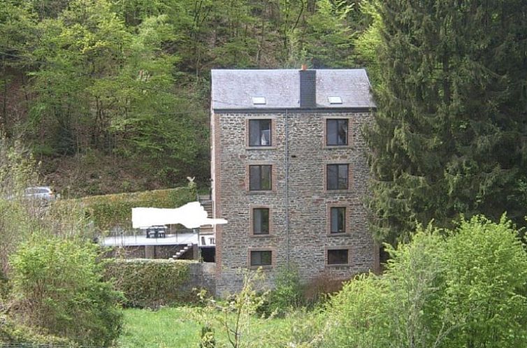Huisje in Bohan, vakantiehuis in de Ardennen, Belgie, omringd door weelderige natuur en groen, biedt een idyllische ontsnapping.