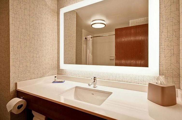 Holiday Inn Express Newport North - Middletown, an IHG Hotel