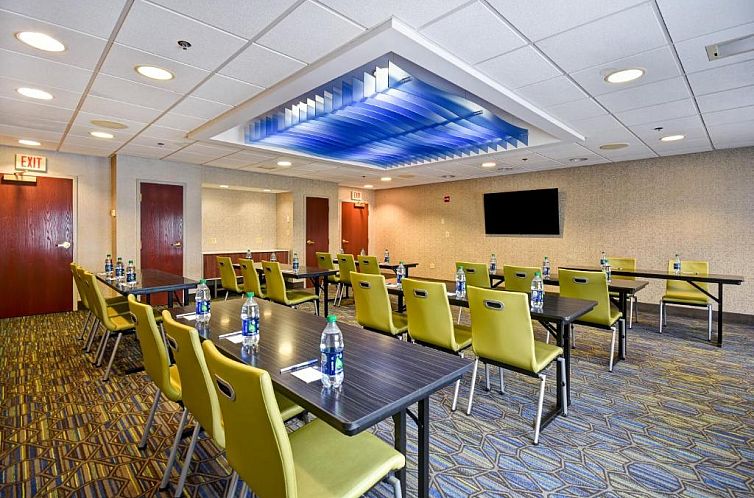 Holiday Inn Express Newport North - Middletown, an IHG Hotel