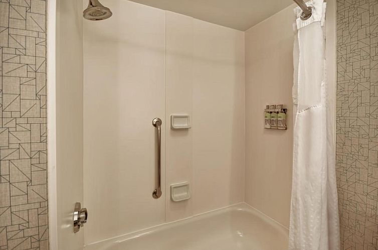 Holiday Inn Express Newport North - Middletown, an IHG Hotel