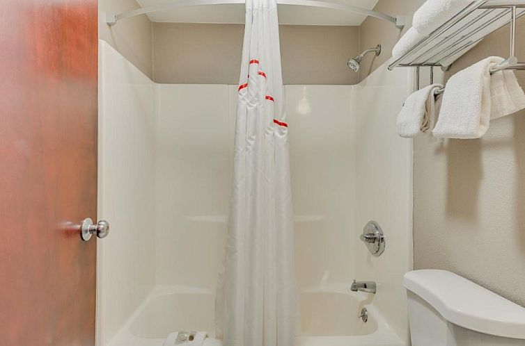 Red Roof Inn & Suites Middletown, RI