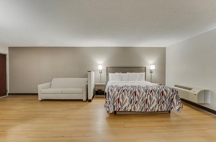 Red Roof Inn & Suites Middletown, RI