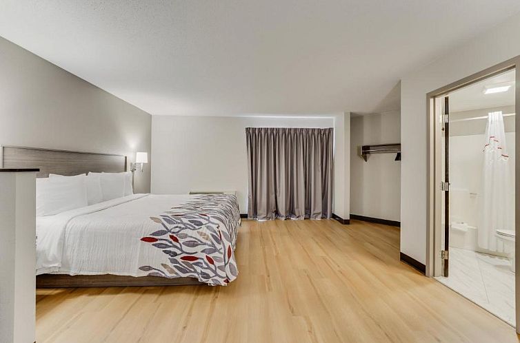 Red Roof Inn & Suites Middletown, RI