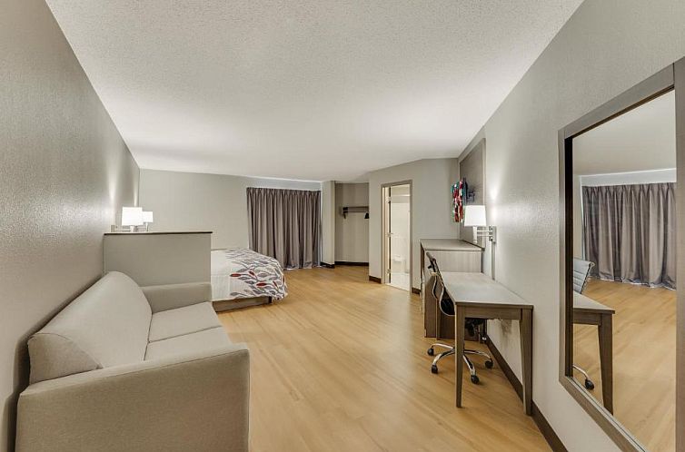 Red Roof Inn & Suites Middletown, RI