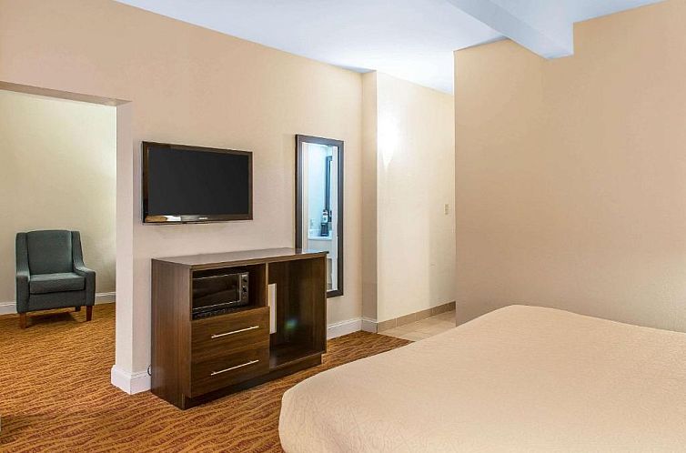 Quality Inn and Suites Newport - Middletown