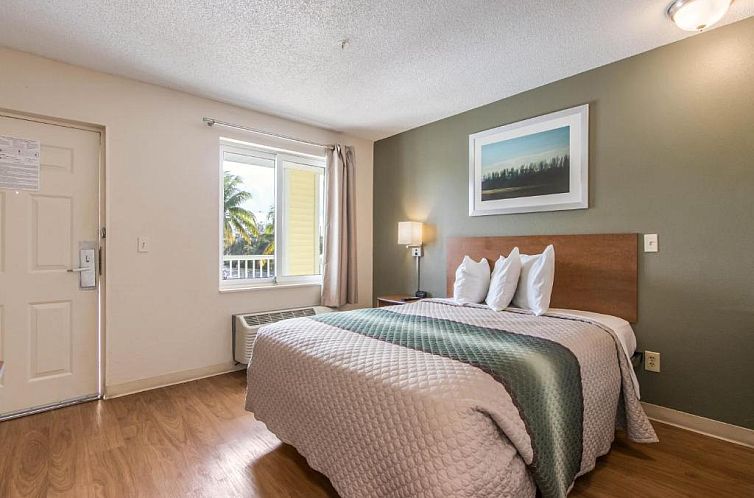 HomeTowne Studios by Red Roof Fort Lauderdale