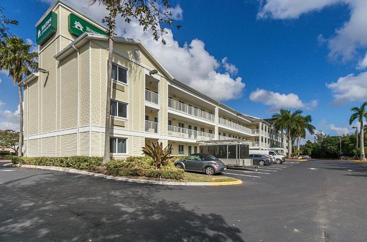 HomeTowne Studios by Red Roof Fort Lauderdale