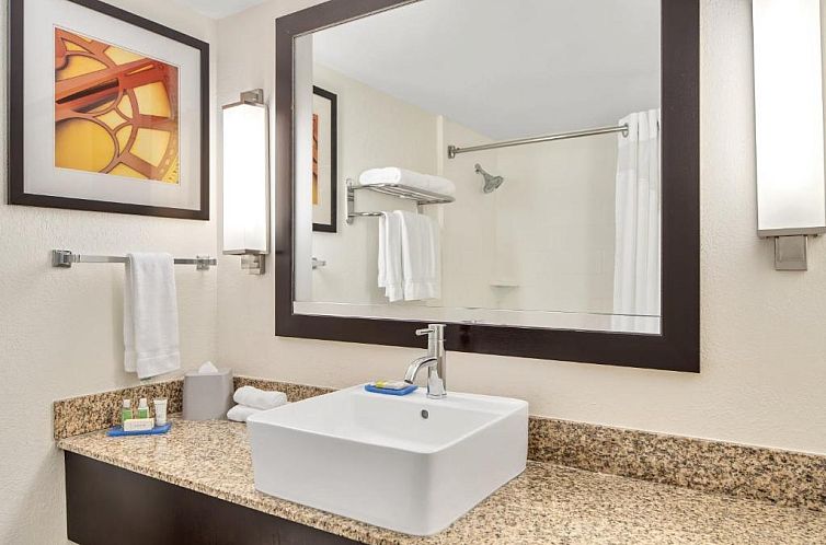Holiday Inn Express Cruise Airport, an IHG Hotel