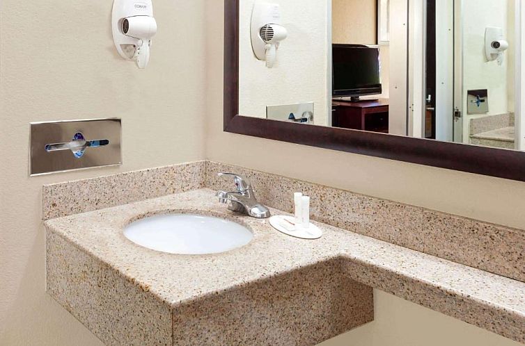 Howard Johnson by Wyndham Arlington Ballpark / Six Flags