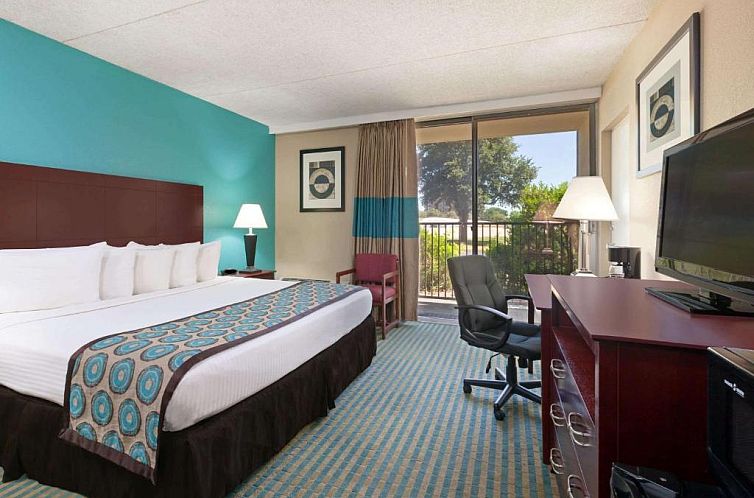 Howard Johnson by Wyndham Arlington Ballpark / Six Flags