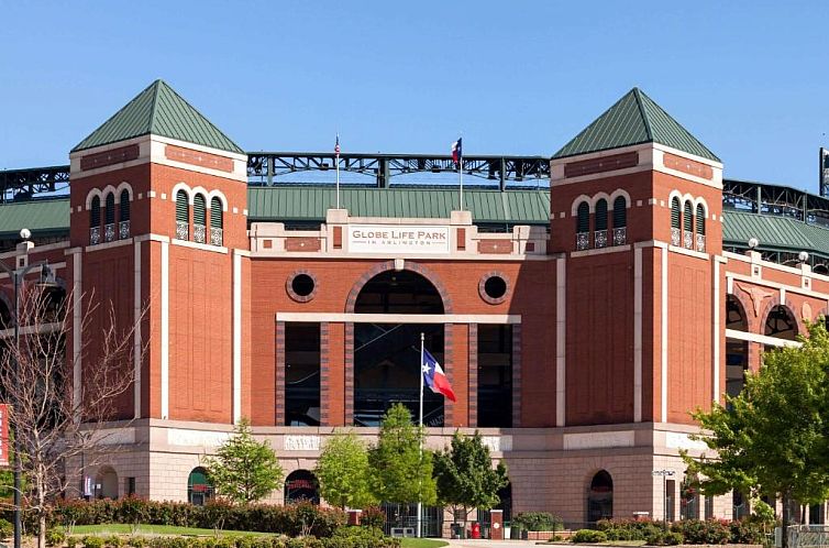 Howard Johnson by Wyndham Arlington Ballpark / Six Flags