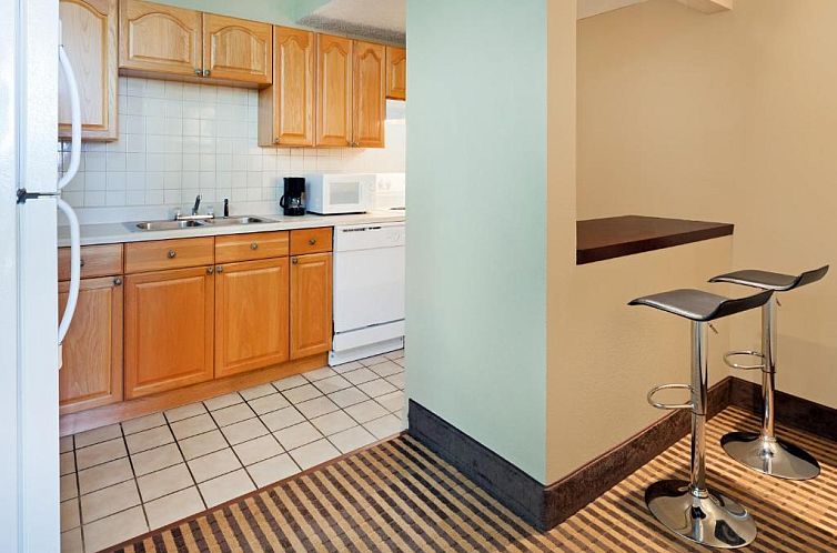 Howard Johnson by Wyndham Arlington Ballpark / Six Flags