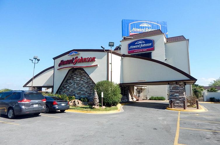 Howard Johnson by Wyndham Arlington Ballpark / Six Flags