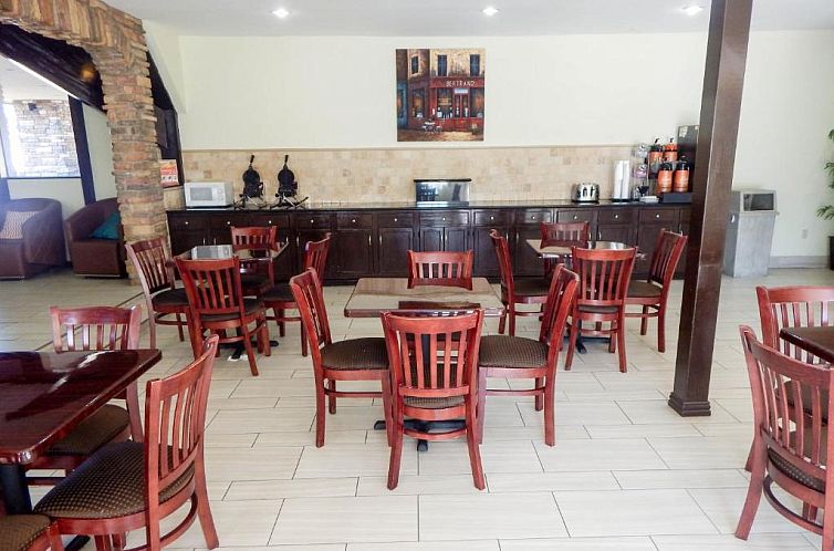 Howard Johnson by Wyndham Arlington Ballpark / Six Flags