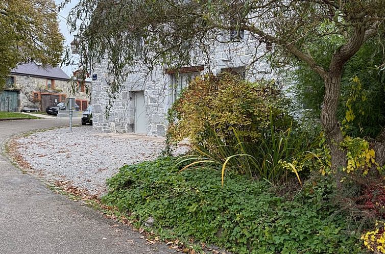 Cottage in Philippeville, a charming cottage in the Ardennes, located among green nature and characteristic stone walls.