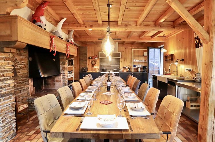 Leora Cosy cottage in Membre, Ardennes, surrounded by green nature and rustic charm, ideal for a relaxing stay.