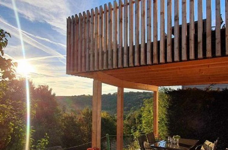 Zonnig terras bij La Maison du Sabotier, vakantiehuis in Custinne, Ardennen, Belgie met prachtig uitzicht over de vallei.