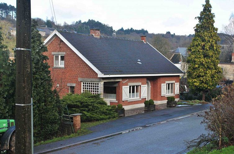 Chantemerle vakantiehuis in Viroinval, Ardennen, Belgie, charmant gelegen aan een rustige straat met groene omgeving.