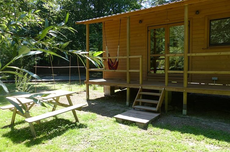 Geniet van de veranda bij Huisje in Falaen, een vakantiehuis in de Ardennen, Belgie, omgeven door rustieke natuur.