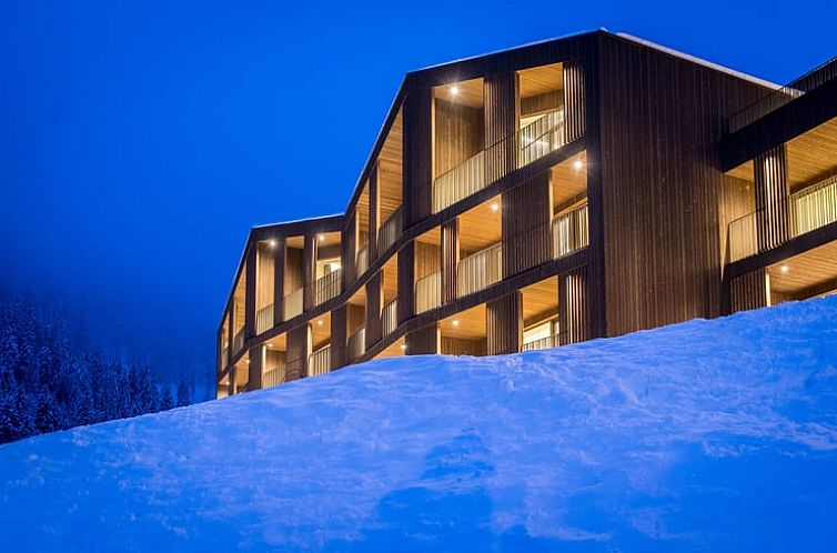 Gemuetliches Ferienhaus in Gsies, Italien, mit stimmungsvoller Beleuchtung im Winter.