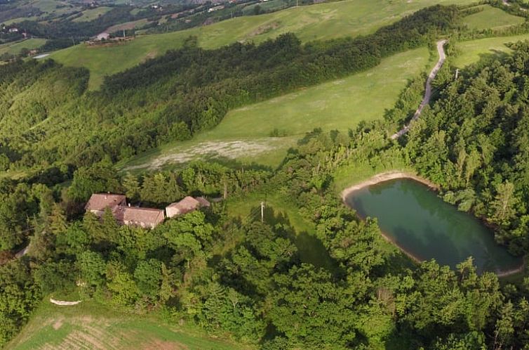 Ferienhaus in Ciano di Zocca, eingebettet zwischen ueppigen Waeldern und einem idyllischen See in der Emilia Romagna, Italien.