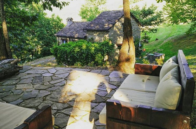 Ontspan op het stenen terras van Vakantiehuisje in Casaselvatica, een idyllisch vakantiehuis in Emilia Romagna, Italie.