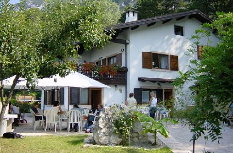 Geniet van de natuur bij Casa Velo, een vakantiehuis in Arco, Riva del Garda, met terras en tuin, Italiaanse meren.