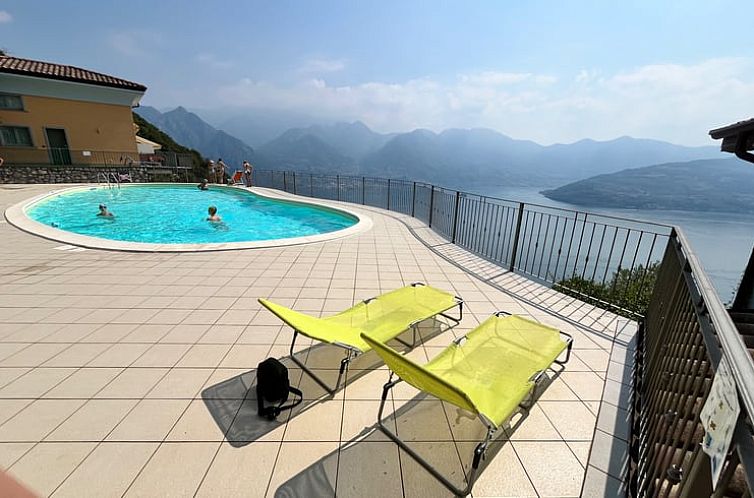 Zwembad met panoramisch uitzicht bij Vakantiehuisje in Parzanica, gelegen in de Italiaanse meren.