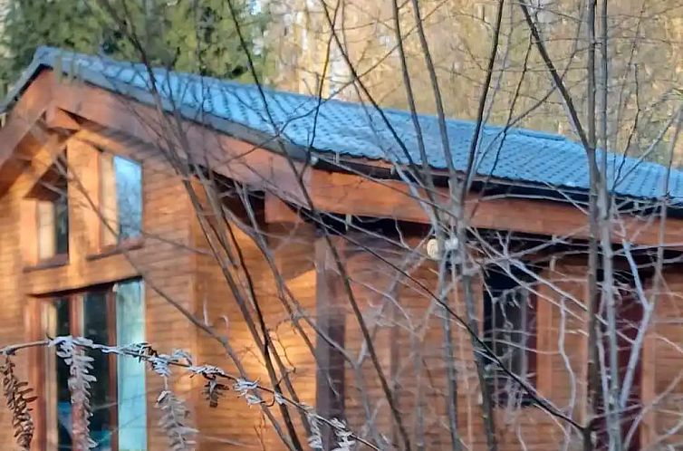 Das Chalet "Dominique le Philosophe" in Oignies-en-Thierache, Belgien, umgeben von der ruhigen Natur der Ardennen.