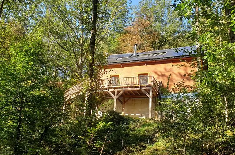 Das "Chalet de la Mesange" in Oignies-en-Thierache, ein charmantes Ferienhaus in den Ardennen, umgeben von ueppiger Natur und einer waldreichen Landschaft.