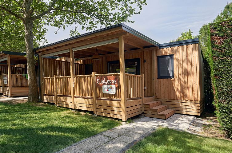 Verken de serene omgeving van SunLodge Katsura, een luxe vakantiehuis in Peschiera del Garda, Italie.