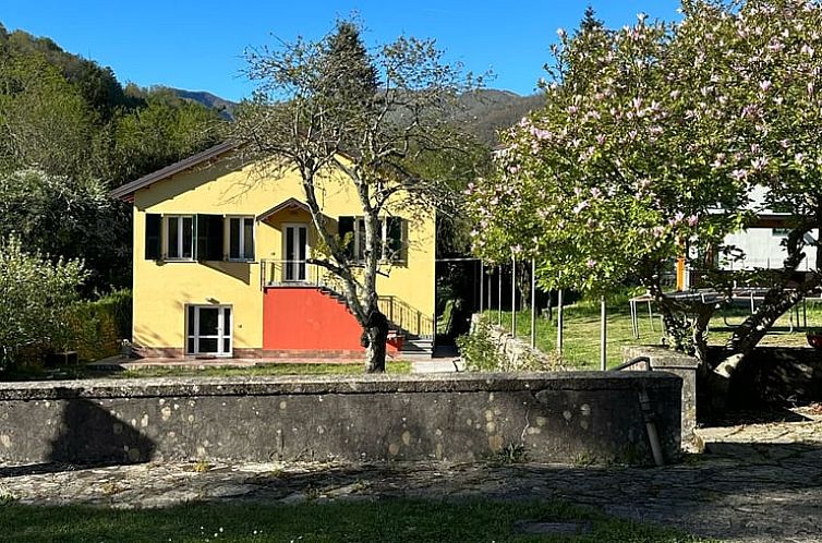 Gezellig vakantiehuis in Varese Ligure, Ligurie, Italie, met een prachtige tuin in een serene omgeving.