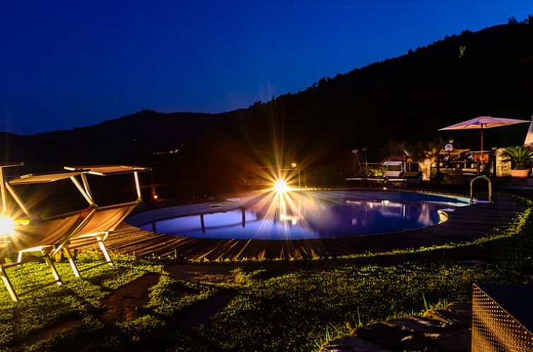 Entspannen Sie sich am Pool des Ferienhauses in Isolabona, Ligurien, Italien, und bewundern Sie die ruhige Abendstimmung.