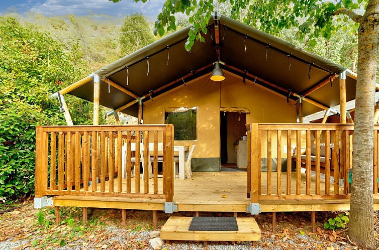 Charmantes Outback-Safarizelt mit Terrasse inmitten der Natur in Isolabona, Ligurien, Italien.