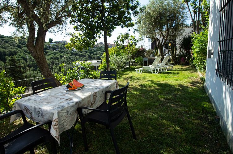 Guest house 09015105 - Apartment Liguria - Appartement Komfortable Ferienwohnung in Cervo mit Garten