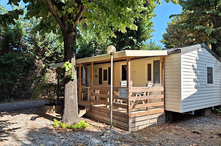 Verblijf in Campingchalet 212 Italie bij Camping River Village, Ameglia. Ervaar de rust op het terras te midden van Liguries groene omgeving.