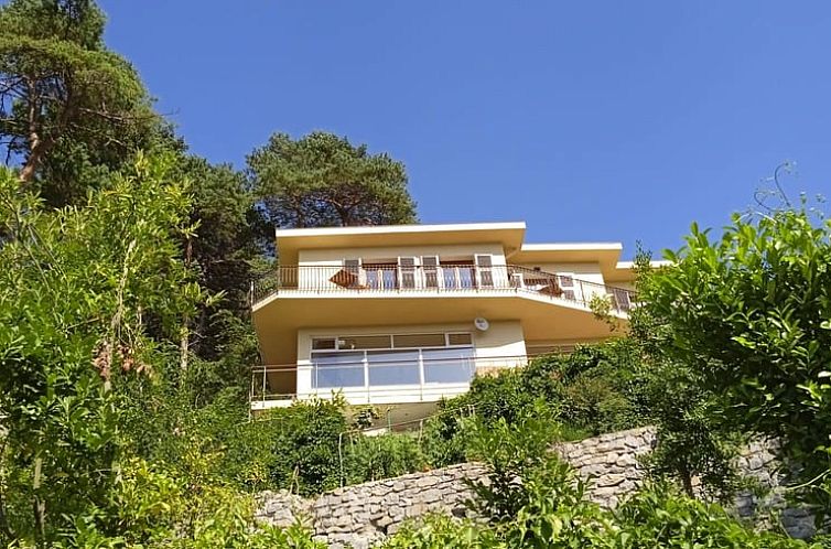 Vacation home Cottage in Bajardo in Liguria, Italy, with beautiful views from the terrace, surrounded by greenery.