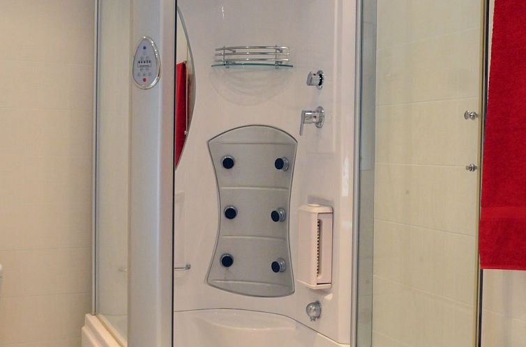 Vakantiehuis Giusvalla Deluxe Forest 3 Etagen Villa