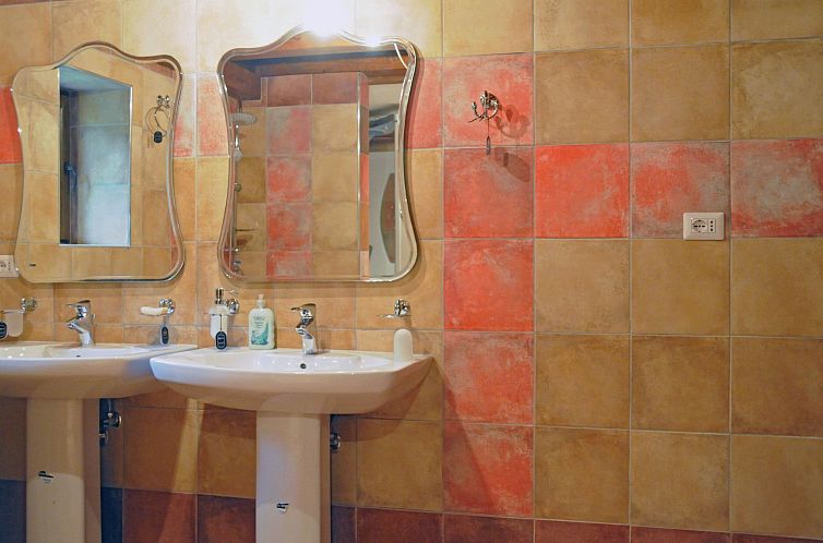 Vakantiehuis Relax Giusvalla River Villa 2 Etagen mit Terras